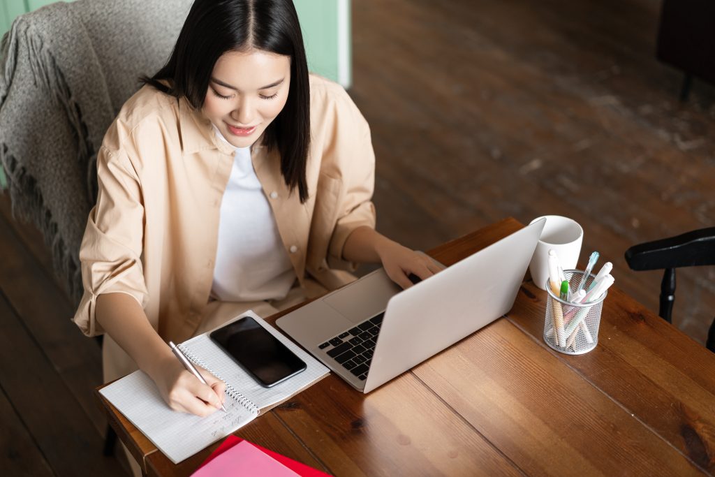 Mulher estuda com Focus Concursos