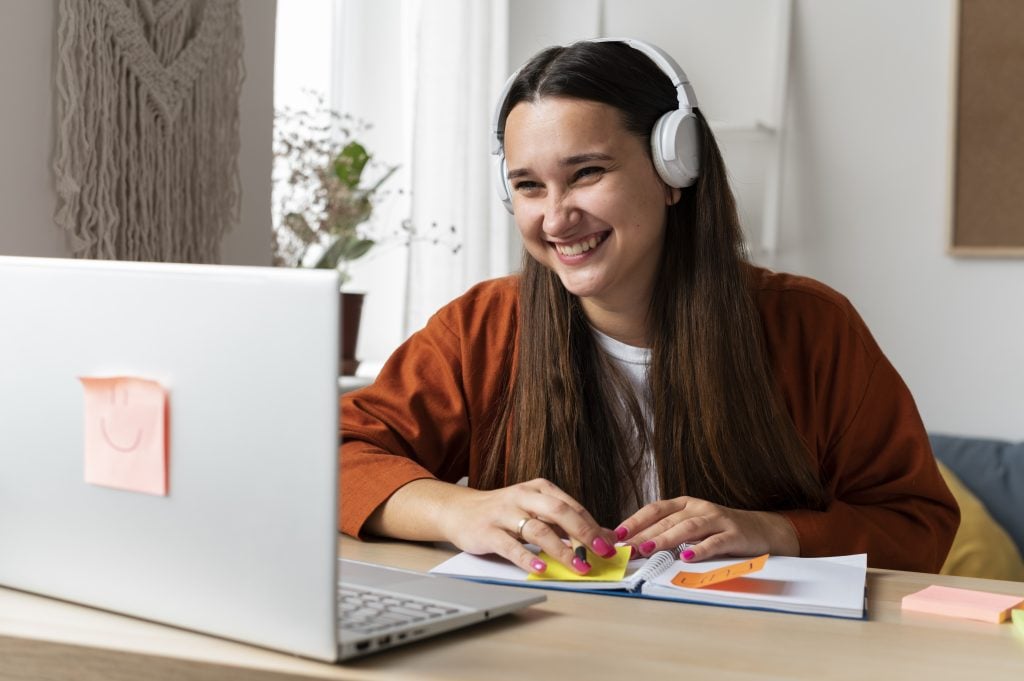 Mulher faz vestibular Uniasselvi em seu computador