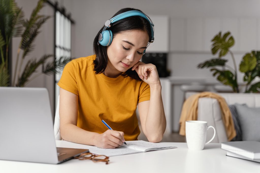 Mulher estuda com Cursos Descomplica