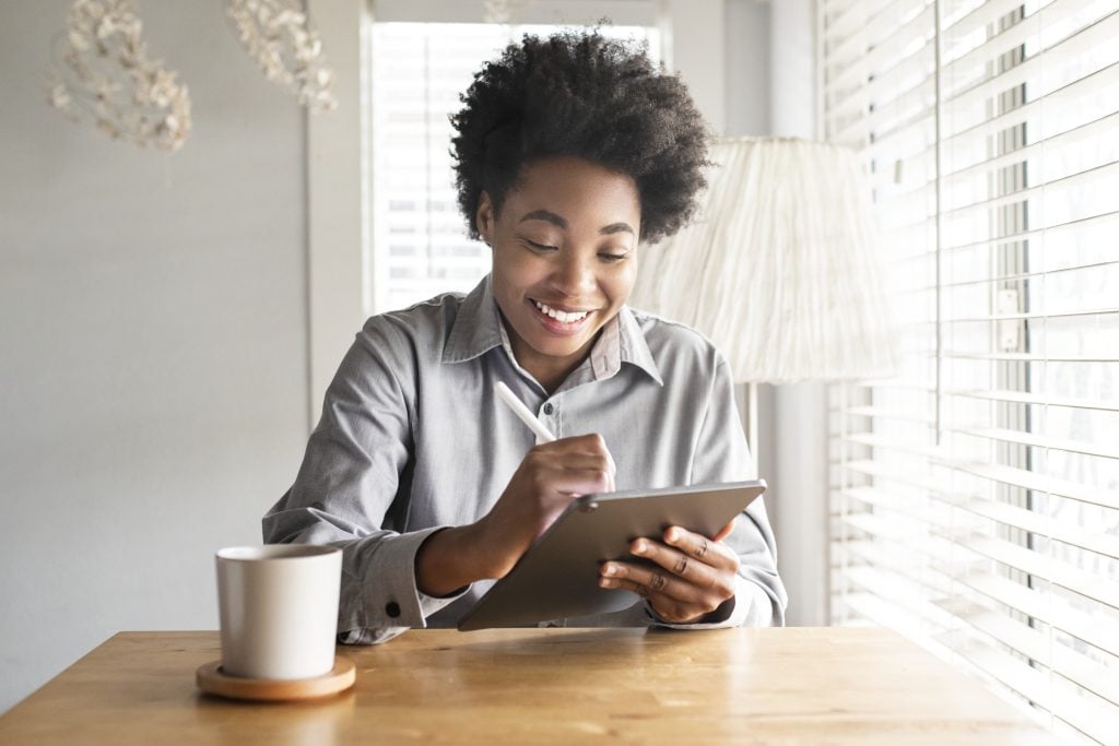 Mulher estuda com tablet