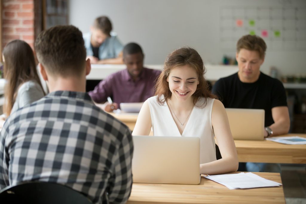 Mulher estuda em computador