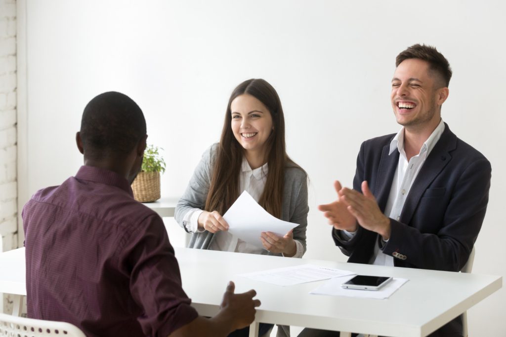 Pessoas conversando em uma entrevista de emprego