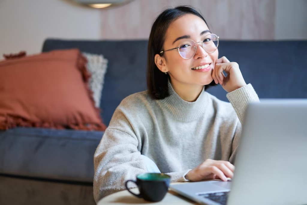 Mulher presta Vestibular EAD em computador