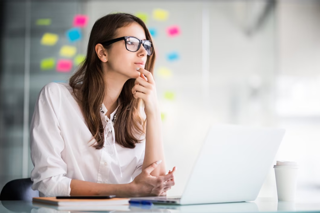 Mulher pensativa em empresa