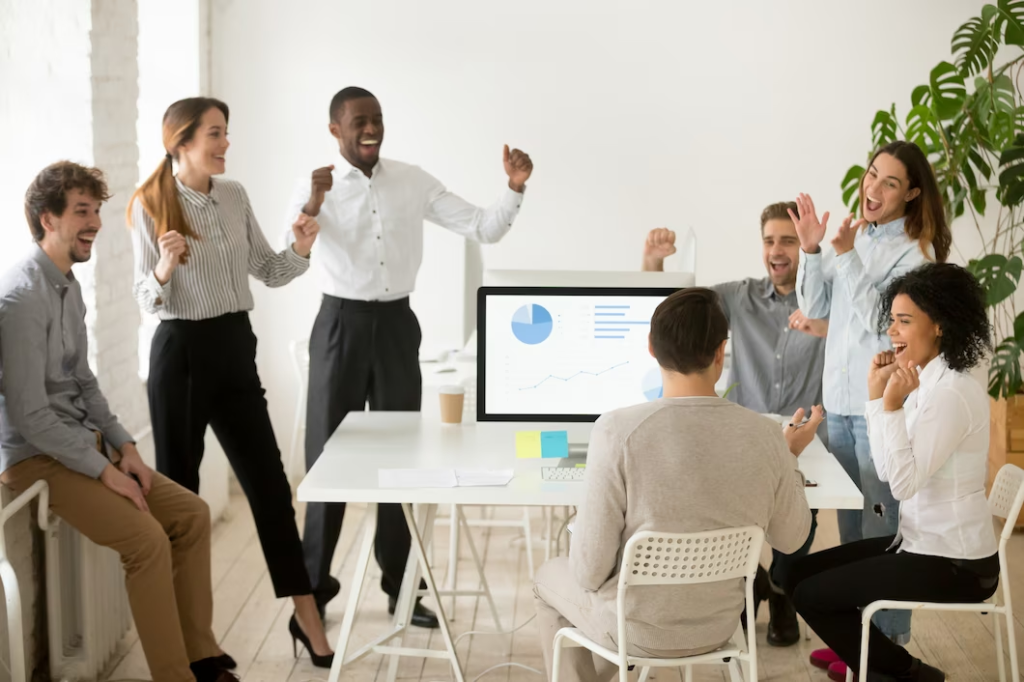 Equipe comemora Promoção no emprego de membro