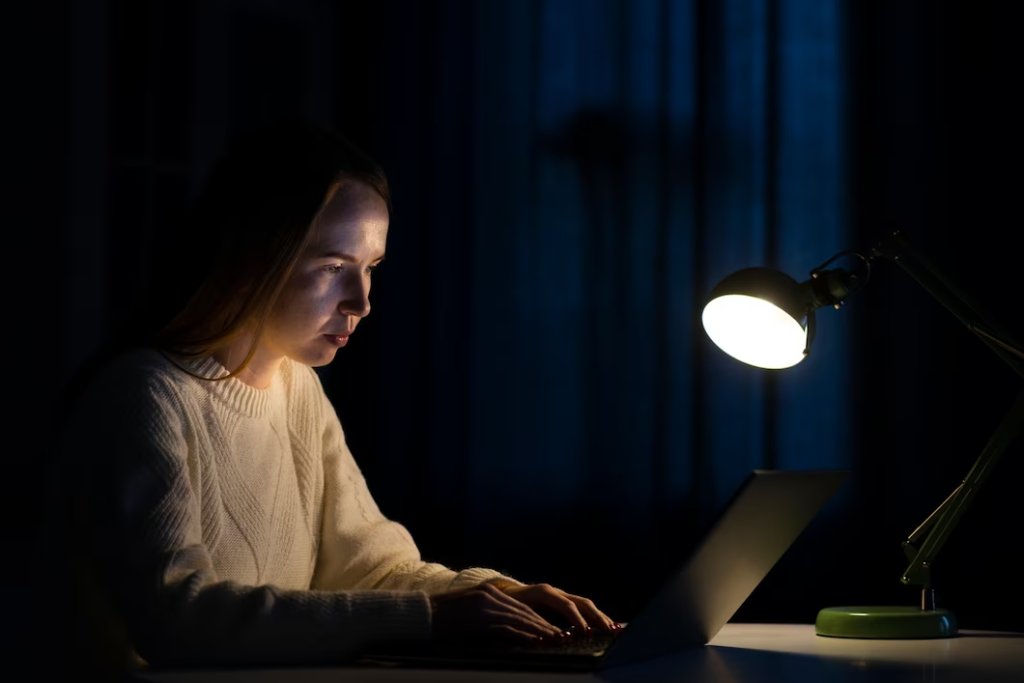 Mulher trabalha durante a noite