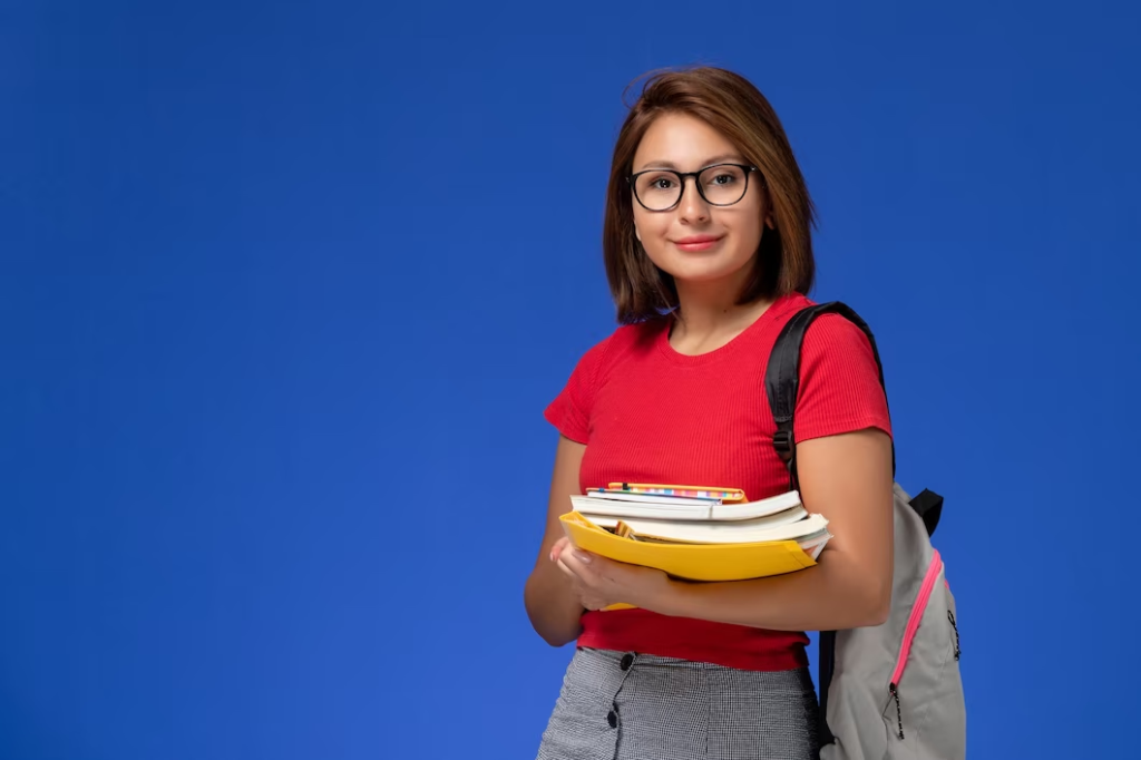 Mulher com livros em mãos e mochila