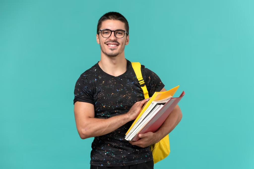 Homem com livros e mochila