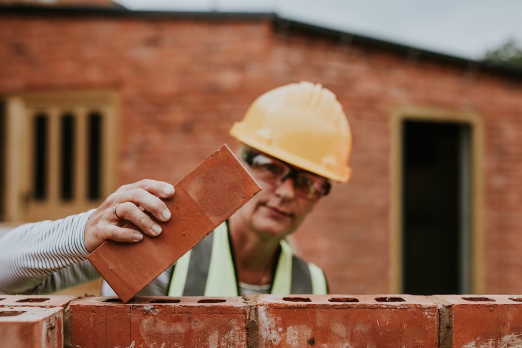 Pedreiro trabalhando em construção