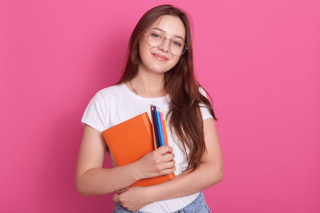 Jovem Mulher segura livros