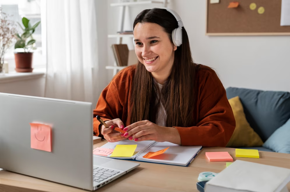 Menina usa um dos métodos de estudo para concursos