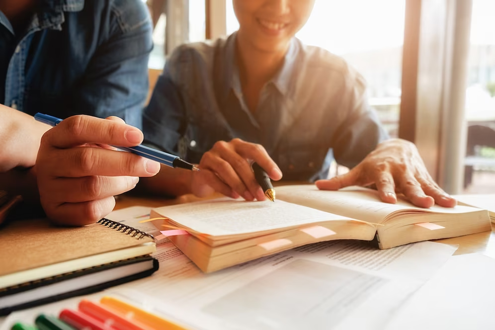 Casal estuda com livros 