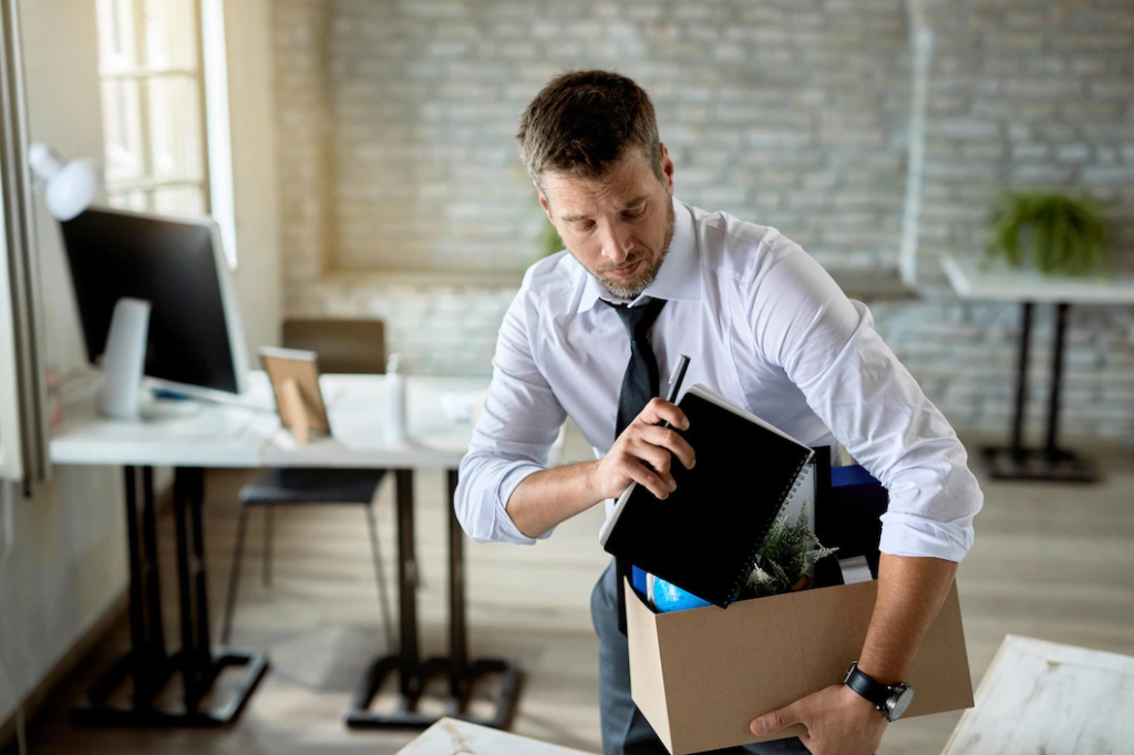 Homem arruma itens para deixar emprego