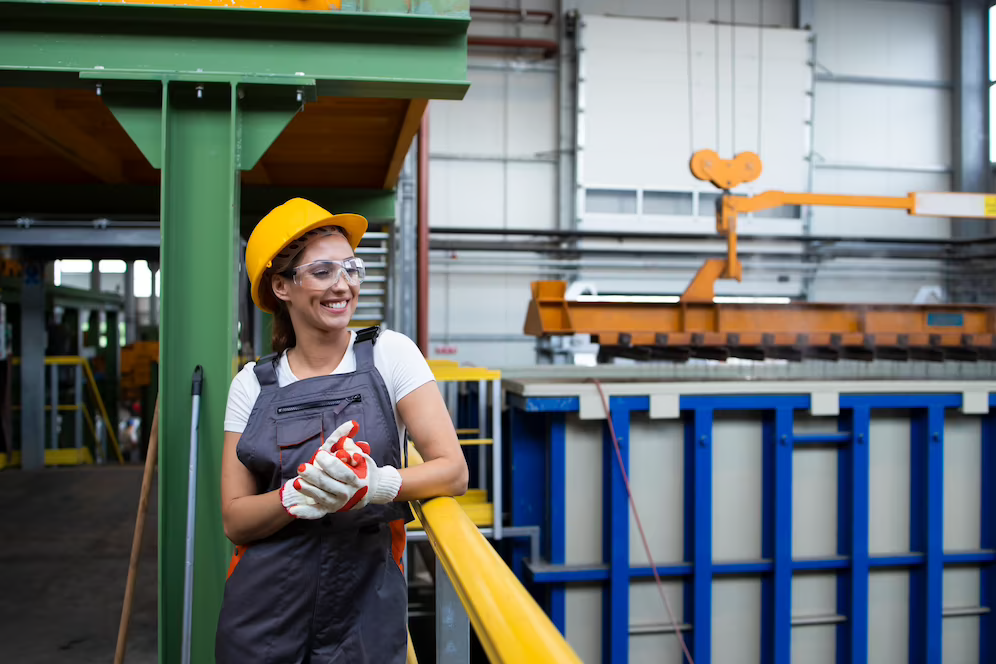 Mulher trabalha como Auxiliar de produção