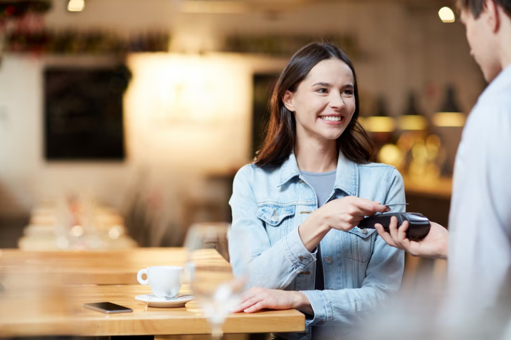 Mulher paga café com cartão