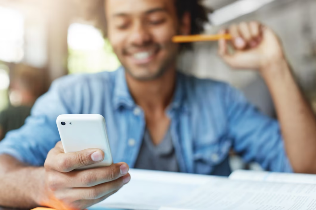 Homem estuda com Aplicativos para concurso