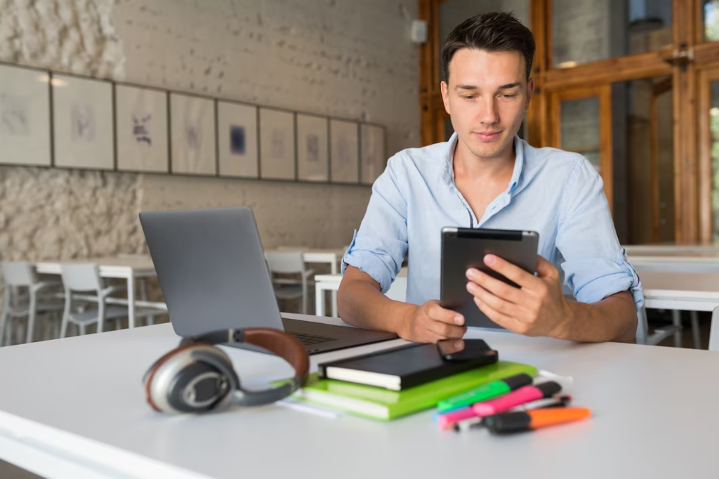 Homem usa tablet para estudar