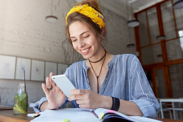 Mulher estuda com celular