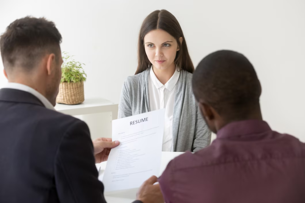 Mulher em entrevista de emprego