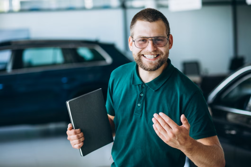 vendedor de carros alegre