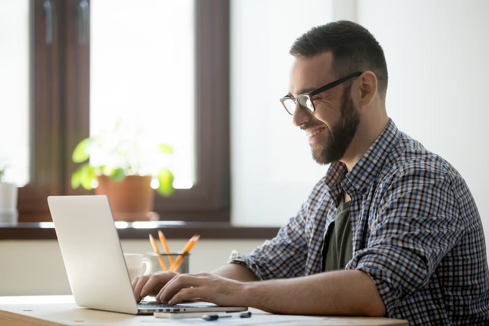 Homem busca trabalho no Emprego Ligado