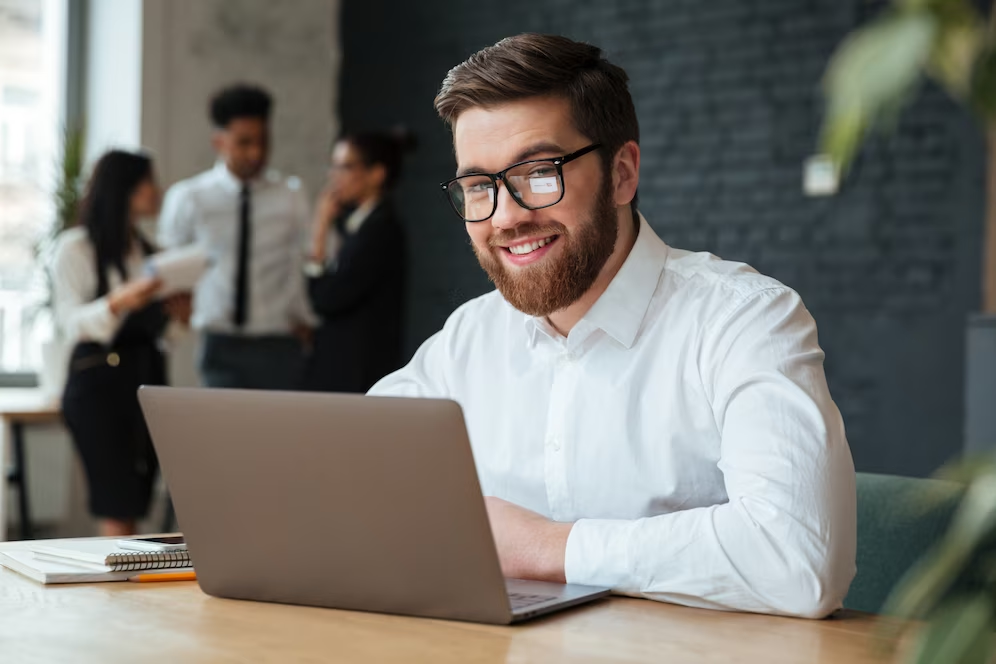 Homem usa Emprego Ligado para checar vagas