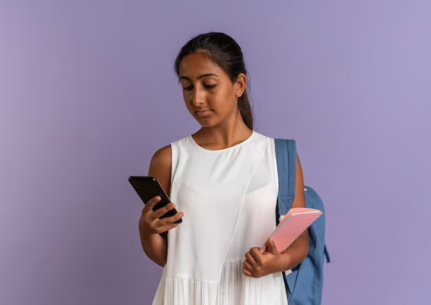 Mulher estuda com celular