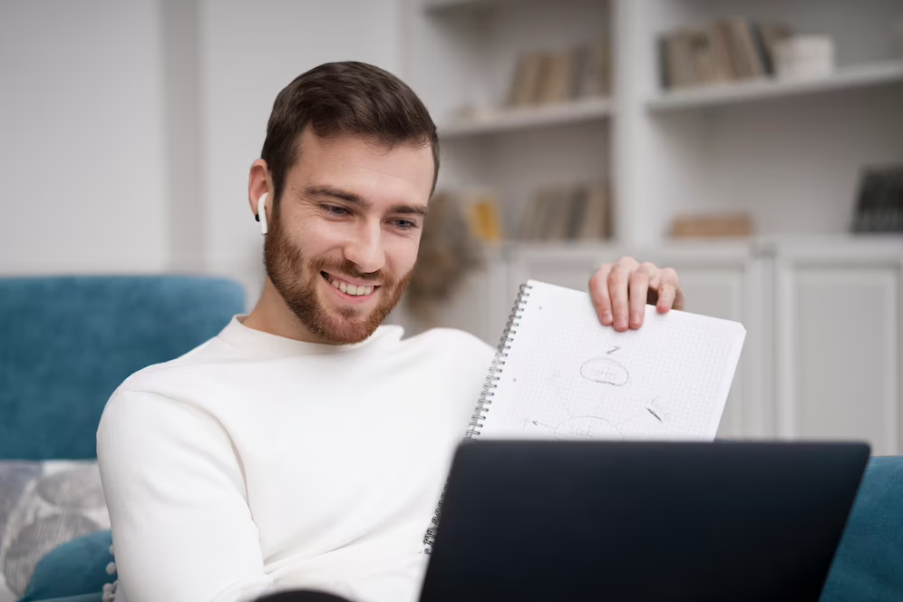 Homem estuda com Unova Cursos gratuitos