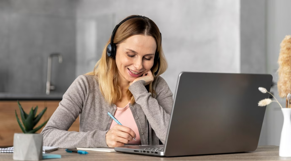 Mulher estuda com curso online