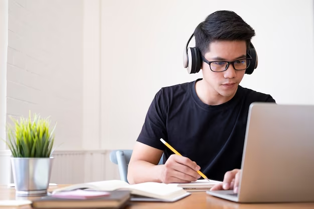 Garoto estudando online