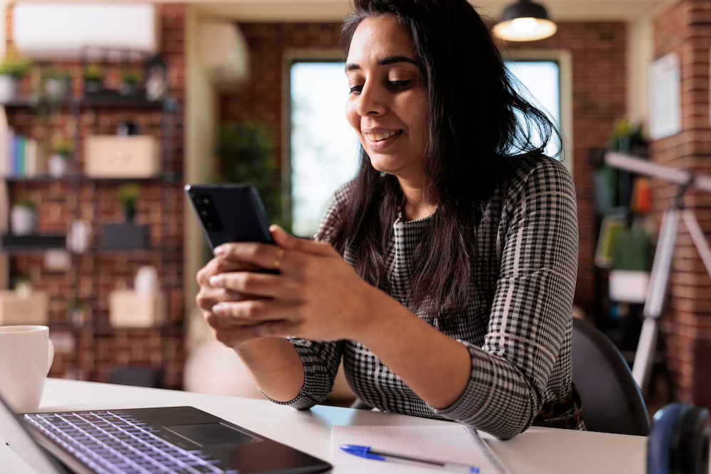 Mulher estuda com celular