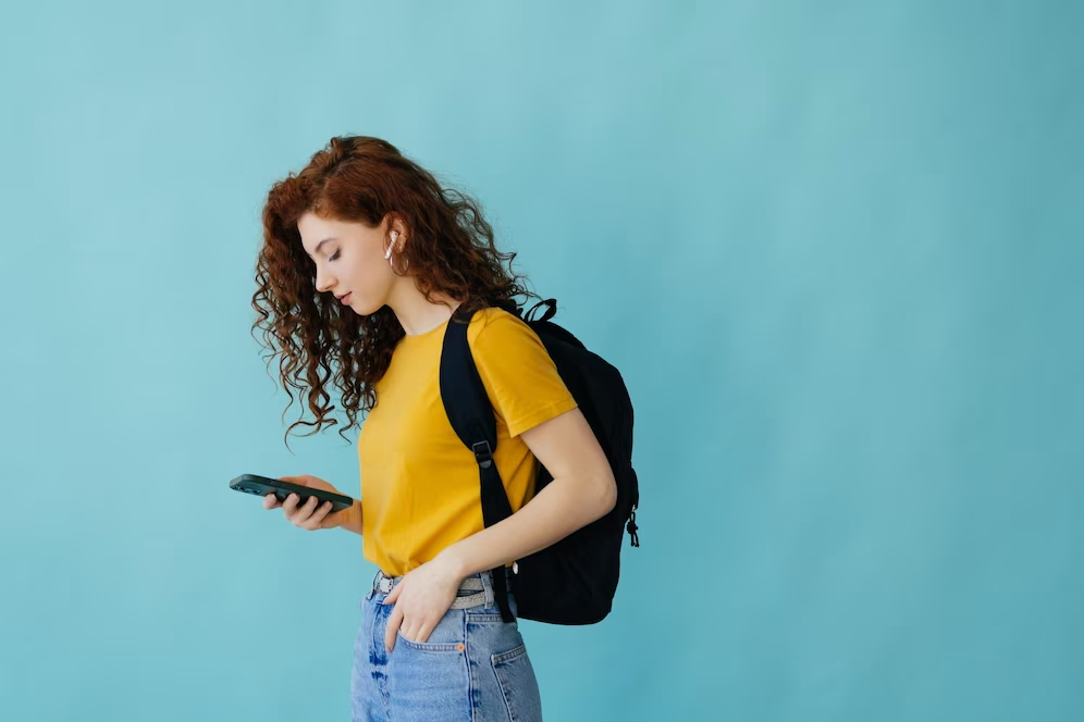 Mulher estuda com Memrise