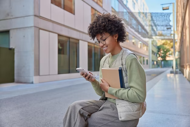 Mulher estuda com celular