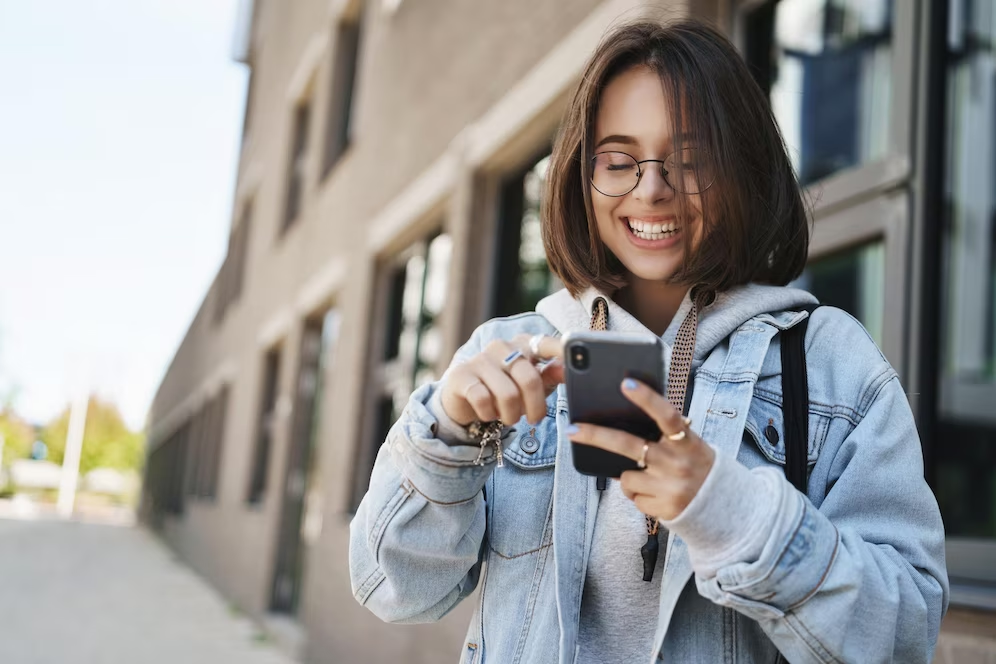 Mulher estuda com celular