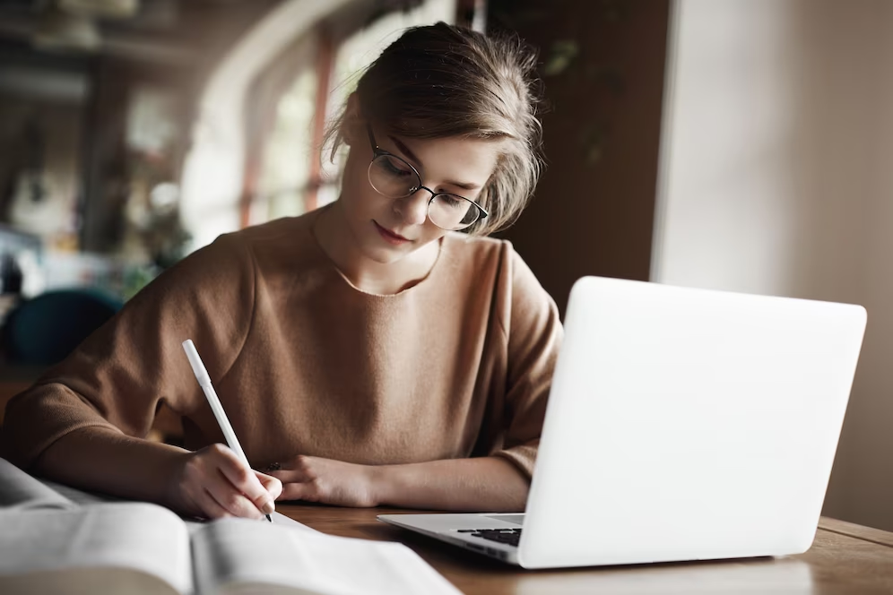 Mulher estuda com Estratégia Concursos