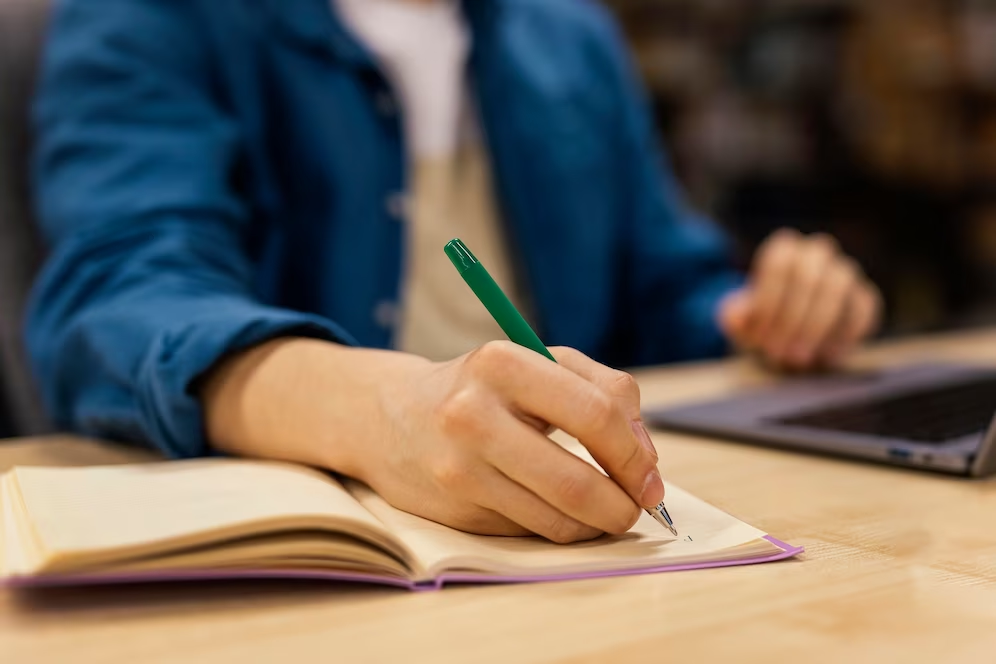 Homem estuda com livros