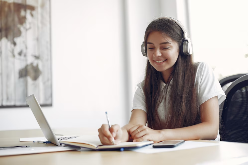 Mulher estuda com Direção Concursos