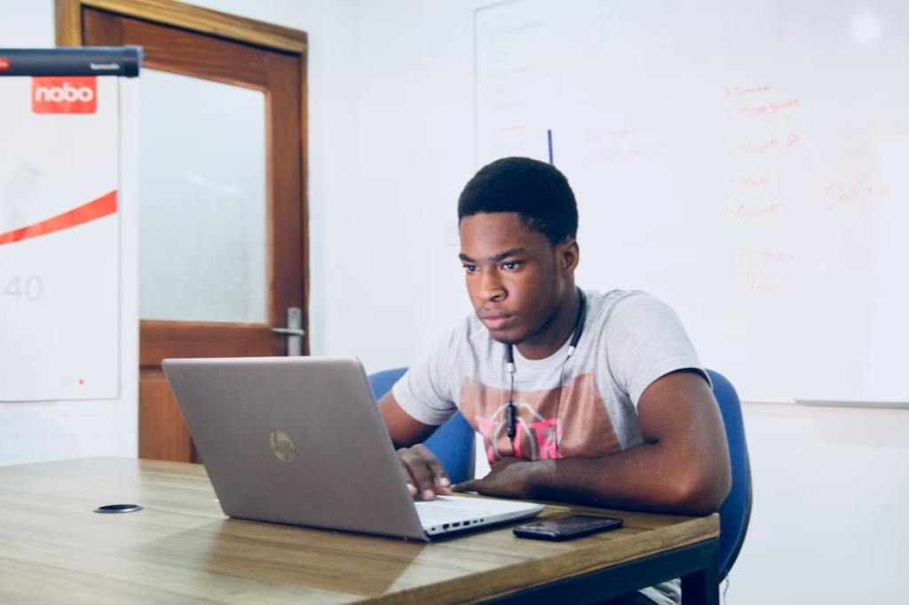 Homem estuda com Senar Cursos