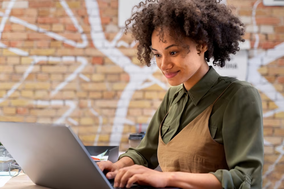 Mulher trabalha com computador