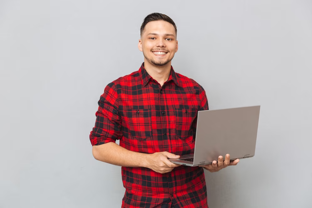 Homem estuda em computador