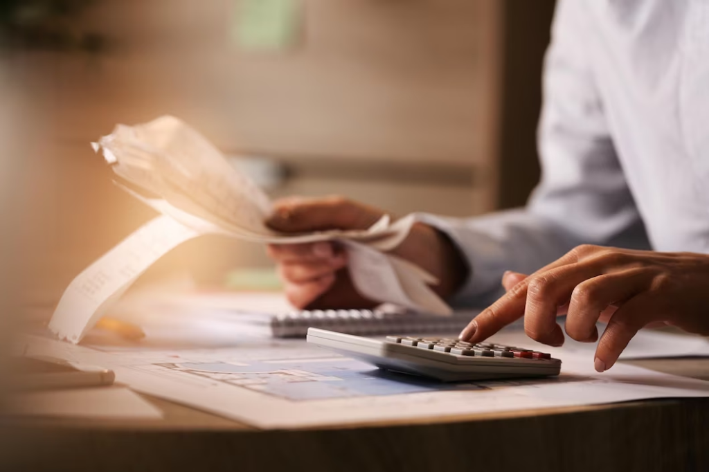 Homem calcula Salário líquido com calculadora