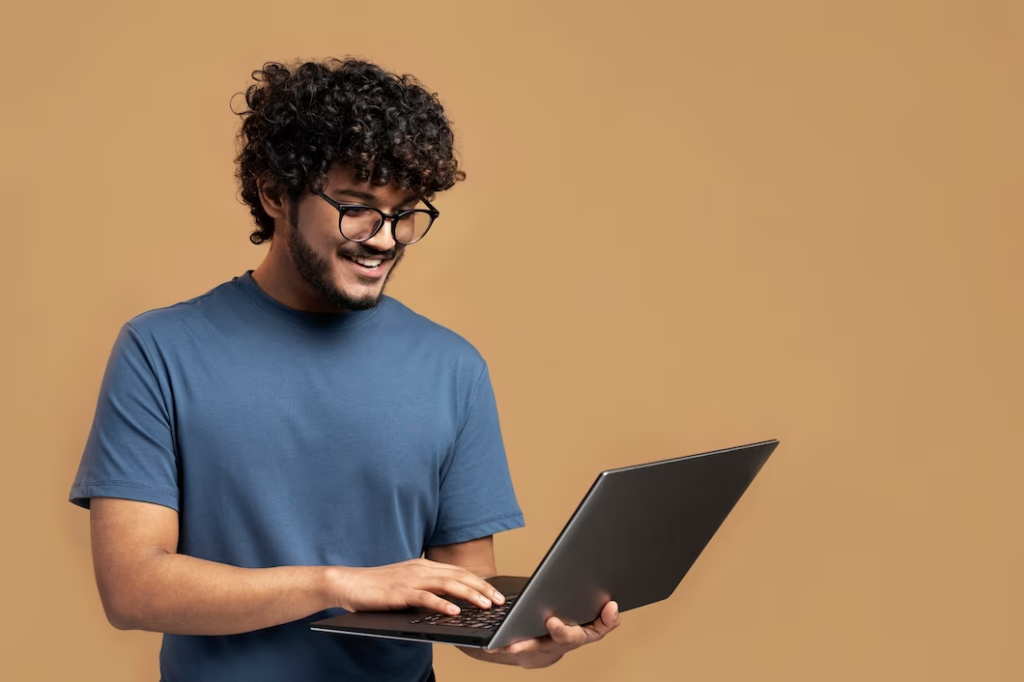 Homem faz cadastro usando computador