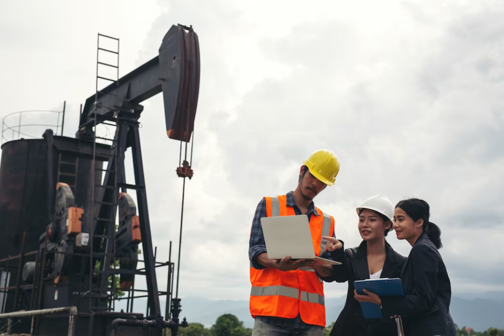 Grupo de trabalhadores em plataforma de petróleo