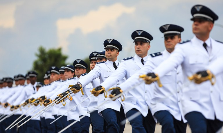 Militares em fila