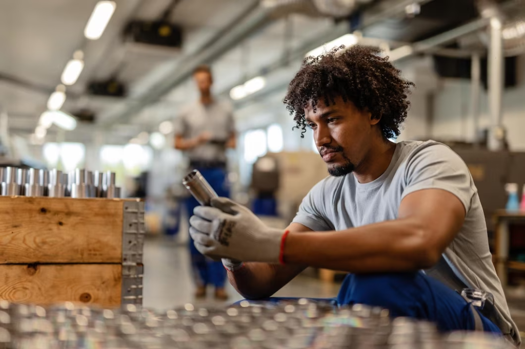 Homem trabalha em fábrica