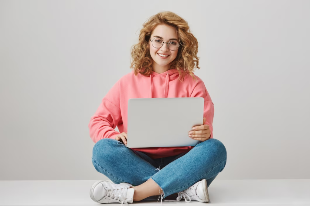 Mulher estuda com Gyn Cursos