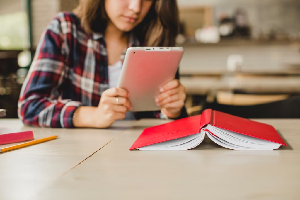 Mulher estuda com tablet