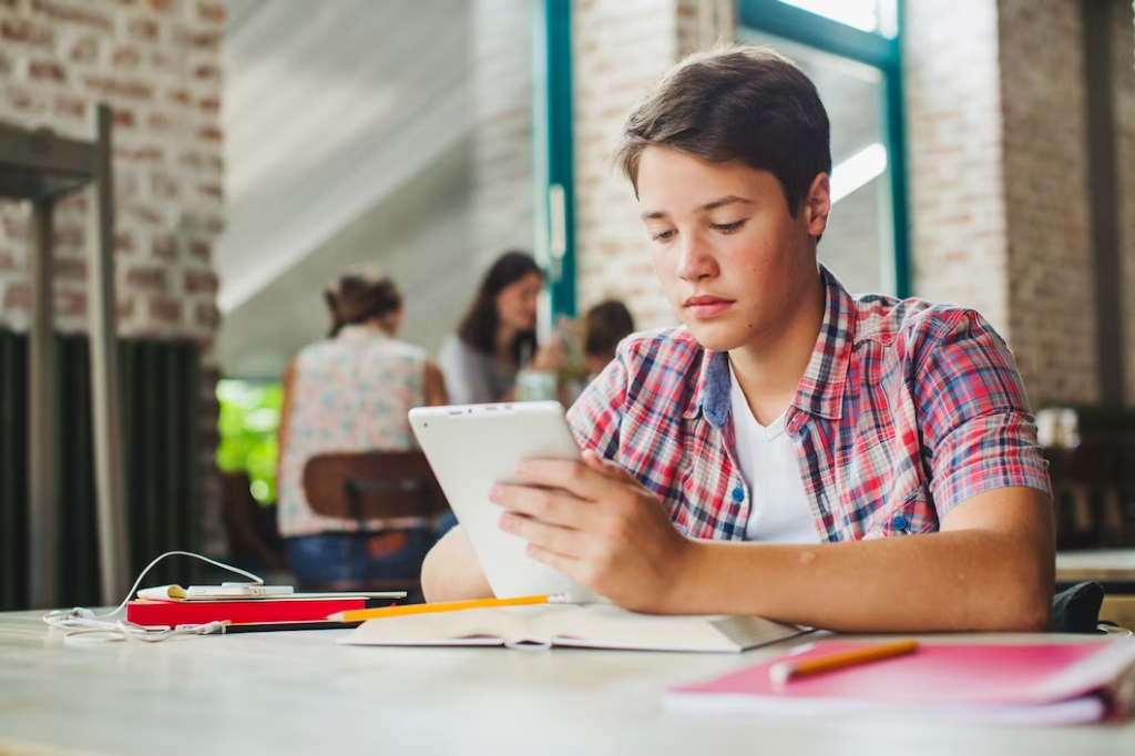 Menino estuda com tablet