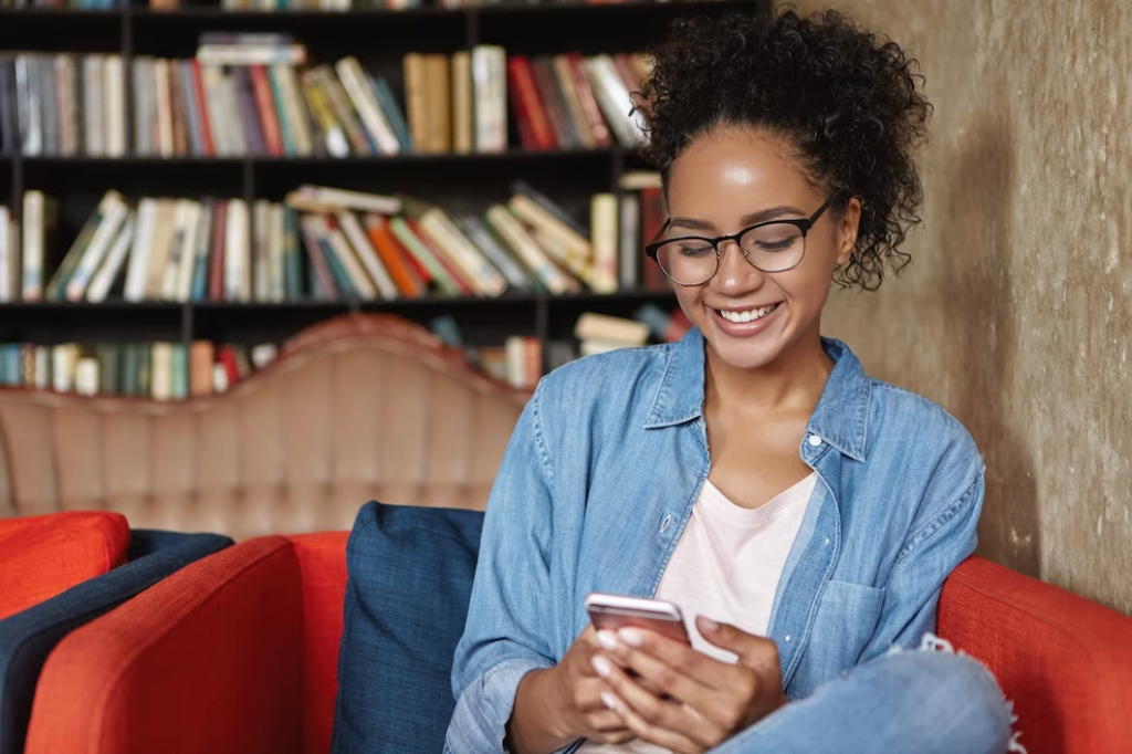 Mulher usa celular para estudar