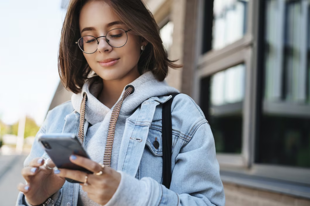 Mulher usa celular para estudar